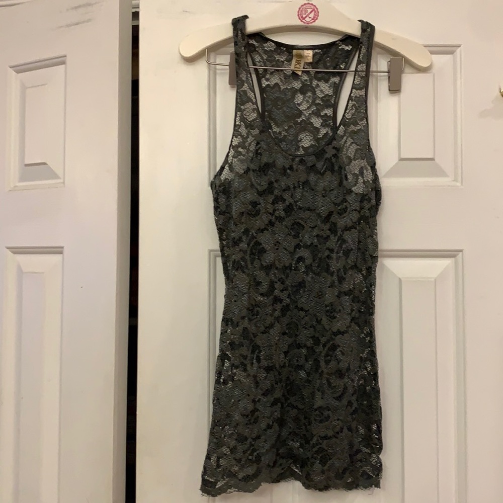 😍 2/$29 BKE semi sheer lacy gorgeous green top